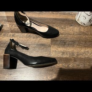 Medium height heels in black leather and Clarks brand.